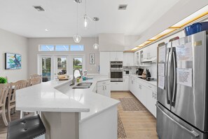 ثلاجة، ميكروويف، موقد طهي مسطح، غسالة أطباق