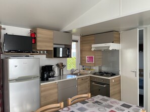 Køleskab, mikrobølgeovn, ovn, kogeplade