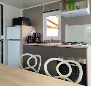 Kjøleskap, mikrobølgeovn, ovn og kokeplater