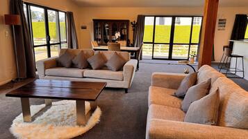 Smart TV, lareira, livros