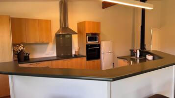 Geladeira, micro-ondas, fogão, cooktop