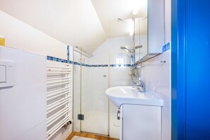 Douche, séchoir à cheveux, serviettes fournies