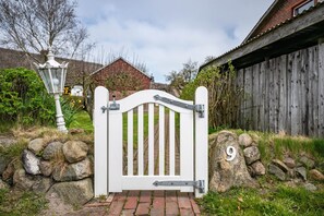 Property grounds - Holiday Home 'Voß' with Private Terrace, Private Garden and Wi-Fi (Süderwaygaard/ Dagebüll)