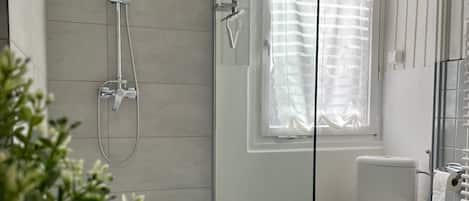 Dusche, Haartrockner, Handtücher