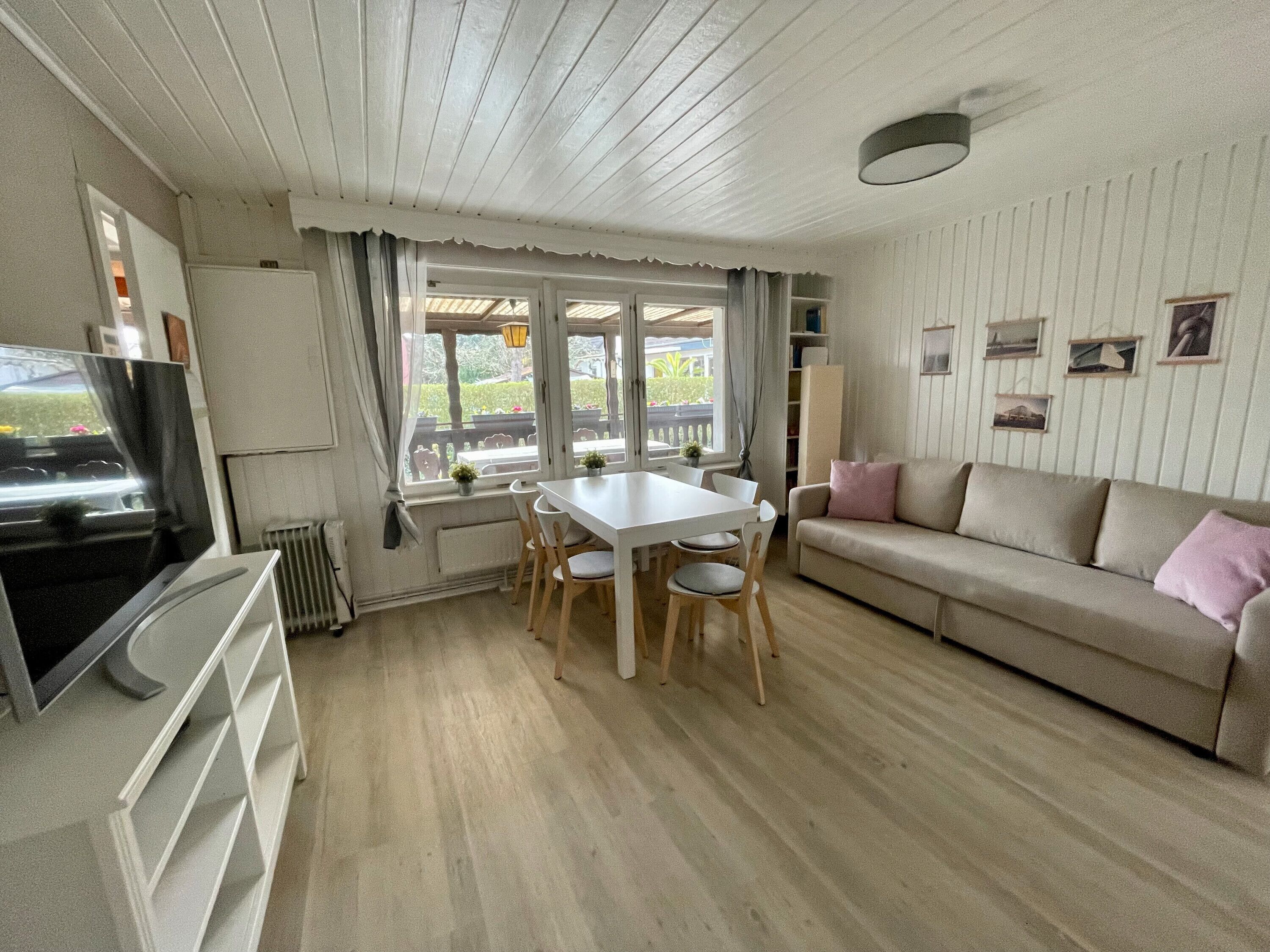 Fernseher, DVD-Player, Tischtennisplatte, Stereoanlage