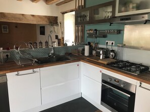 Een microgolfoven, een oven, een kookplaat, een vaatwasser