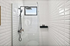 Dusche, kostenlose Toilettenartikel, Handtücher, Seife