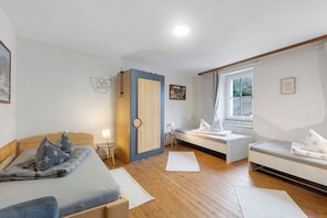 Une chambre à coucher avec un lit, un canapé, un bureau et une fenêtre.