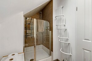 Shower, towels - Holiday Home 'Zum Burgfried' with Wi-Fi (Neuerburg)