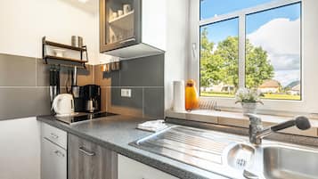 Jääkaappi, mikroaaltouuni, uuni, liesi