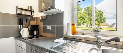 Réfrigérateur, four à micro-ondes, un four, surface de cuisson