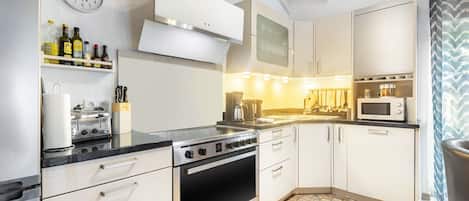 Refrigerador, microondas, horno, placa de cocina