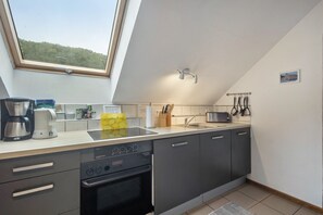 Jääkaappi, mikroaaltouuni, uuni, liesi