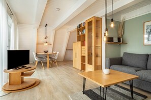TV - Holiday Home 'Wikinger 74' with Private Terrace, Private Garden and Wi-Fi (Immenstaad am Bodensee)