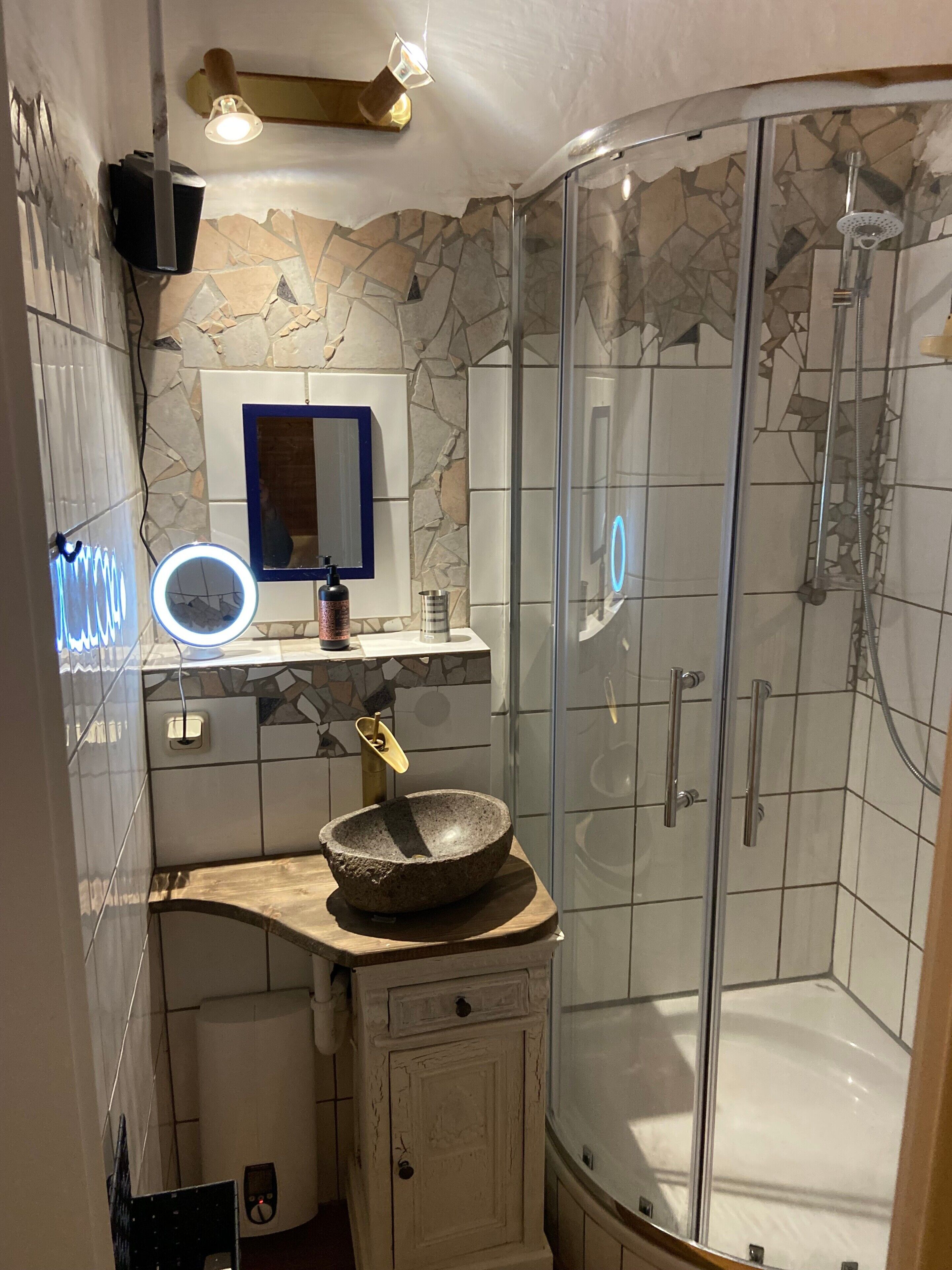 Dusche, Haartrockner, Handtücher