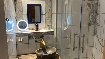 Dusche, Haartrockner, Handtücher