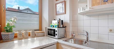 Frigorifero, microonde, forno, piano cottura