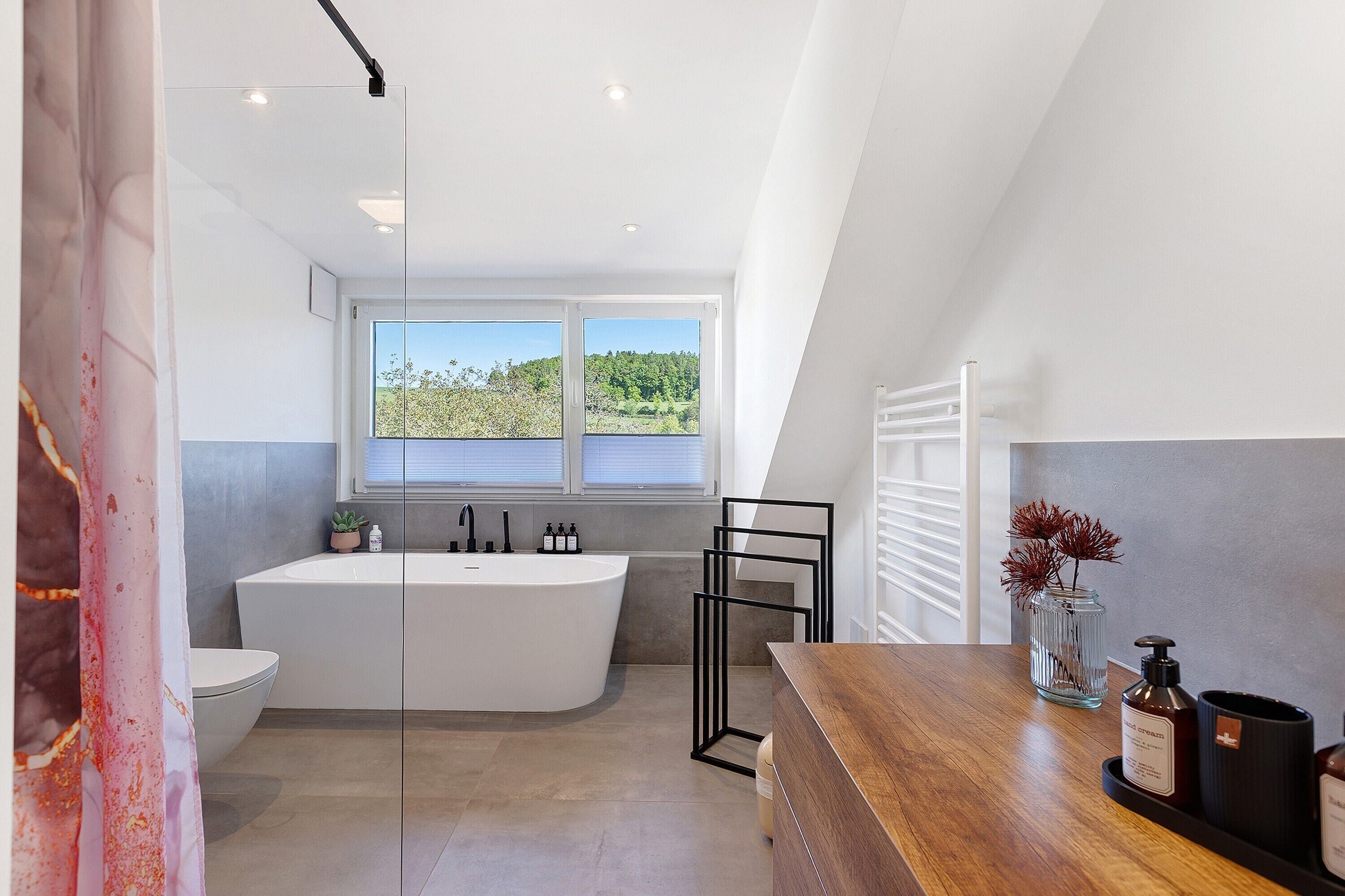 Regadera, amenidades de baño gratuitas, secadora de cabello, toallas 