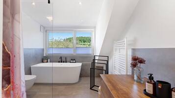 Regadera, amenidades de baño gratuitas, secadora de cabello, toallas