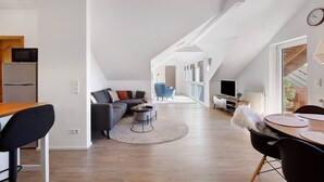 Un interior moderno con comedor, cocina y sala de estar.