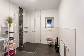 Dusche, Haartrockner, Handtücher