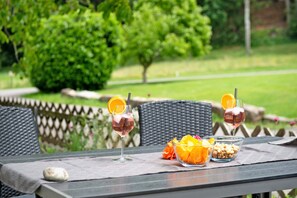 A table with two drinks, a bowl of fruit, and a bowl of nuts. - Holiday Apartment 'With Garden View' (Uhldingen-Mühlhofen)