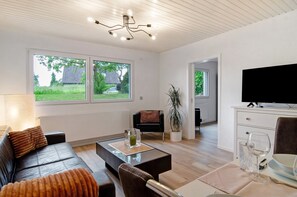 TV - Holiday Apartment 'With Garden View' (Uhldingen-Mühlhofen)