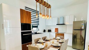 Geladeira, micro-ondas, fogão, cooktop