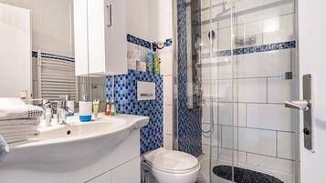 Dusche, kostenlose Toilettenartikel, Handtücher
