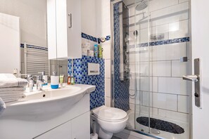 Dusche, kostenlose Toilettenartikel, Handtücher