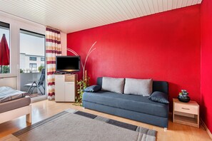 TV - Apartment 'Szafranzimmervermietung' with Balcony and Wi-Fi (Winnenden)