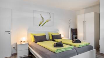 Tabla de planchar con plancha, wifi gratis y ropa de cama