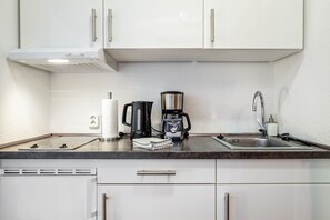 Frigorífico, placa de cocina, cafetera o tetera y hervidor eléctrico