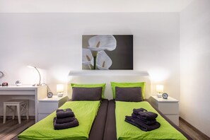 Iron/ironing board, free WiFi, bed sheets, wheelchair access - Studio 'Black Forest View App 2 with Pool' with Mountain View, Private Terrace and Wi-Fi (Schönwald im Schwarzwald)