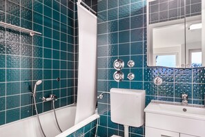 Shower, hair dryer, towels