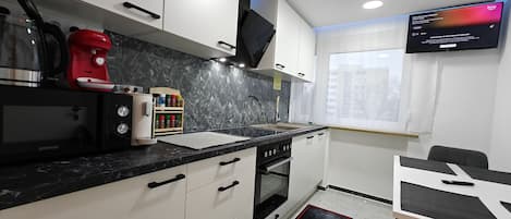 Frigorífic, microones, forn i placa de cuina