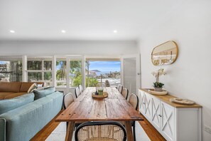 Dining - Seabreeze Escape (Terrigal)