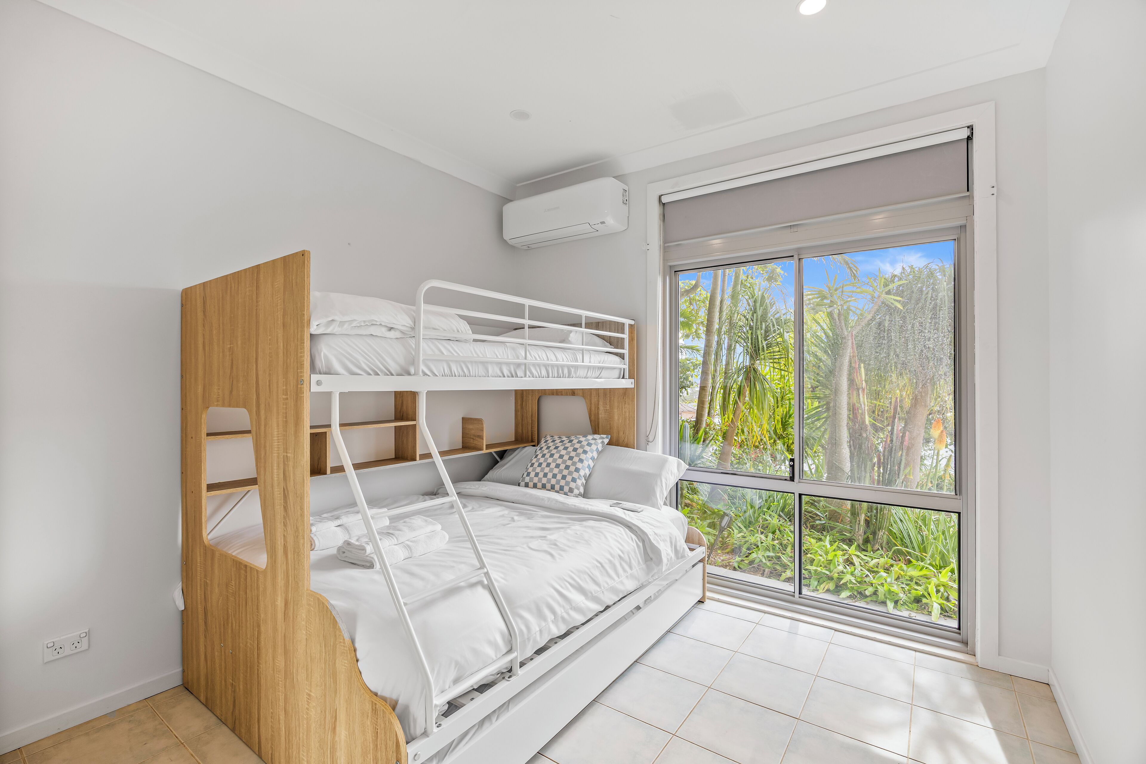 4 bedrooms, desk, iron/ironing board, free WiFi