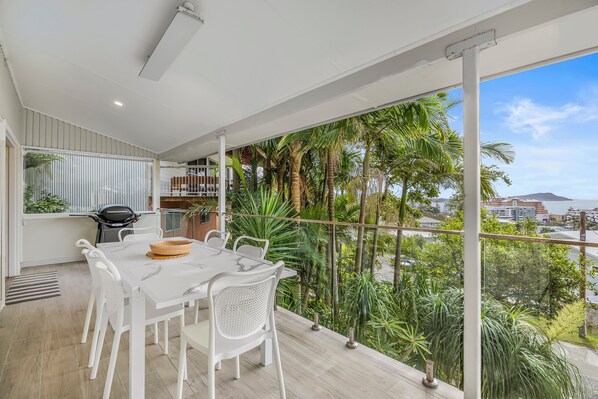 Outdoor dining - Seabreeze Escape (Terrigal)
