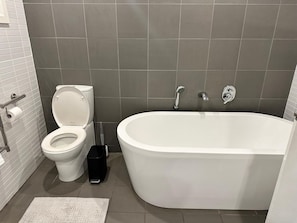 SĂšche-cheveux, serviettes fournies, savon, shampoing