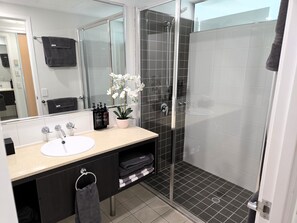 Shower, hair dryer, towels, soap - Cairns Tropical Reefside Retreat (Cairns City)