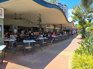 Outdoor dining - Cairns Tropical Reefside Retreat (Cairns City)