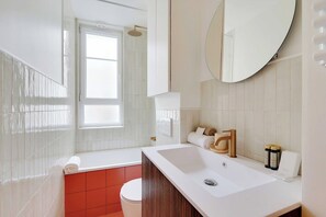 Douche, sèche-cheveux, serviettes fournies