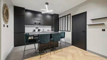 Réfrigérateur, micro-ondes, four, plaque de cuisson