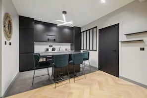 Frigorifero, microonde, forno, piano cottura