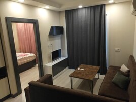 舒适公寓式客房, 阳台, 城市景观 | 办公桌、免  费 WiFi