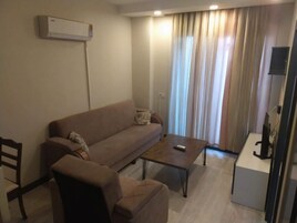 舒适公寓式客房, 阳台, 城市景观 | 办公桌、免费 WiFi