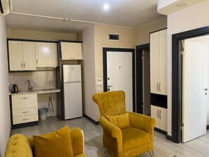 Comfort Condo, Balcony, City View | Private kitchen | Fridge, oven, stovetop, cookware/dishes/utensils - pozcu forum plus (Mersin)