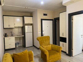 舒适公寓式客房, 阳台, 城市景观 | 私人厨房 | 冰箱、烤箱、炉灶、厨具/餐具