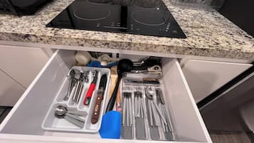 Cafetera o tetera, frigorífico, microondas y horno